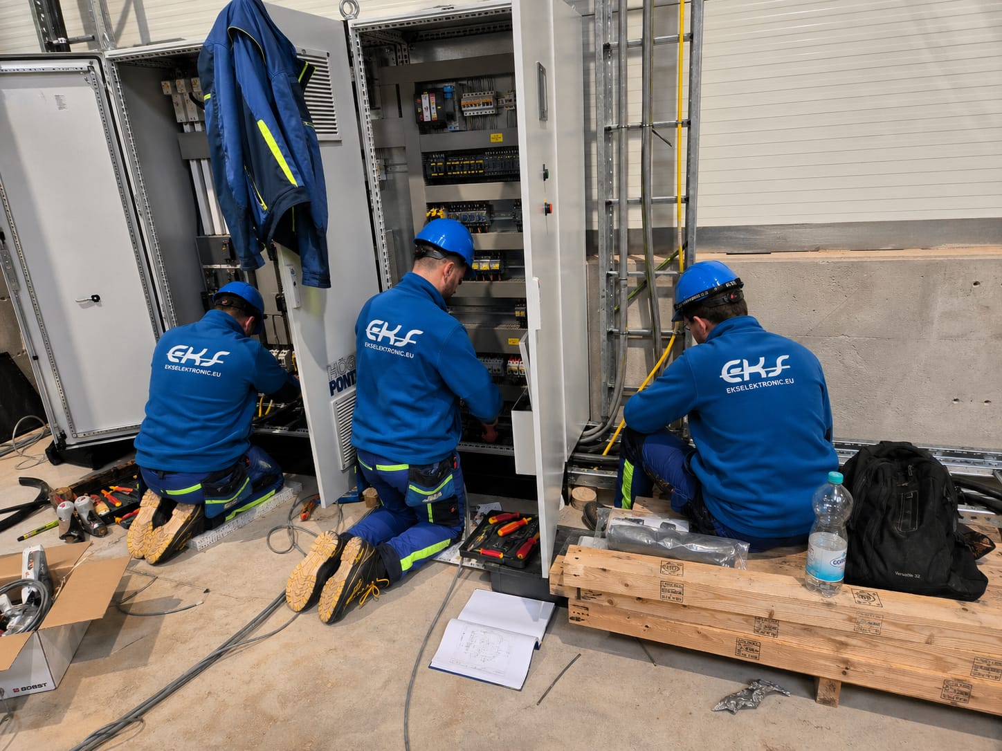 Elektrikári EKS Elektronic pri zapájaní rozvádzačov